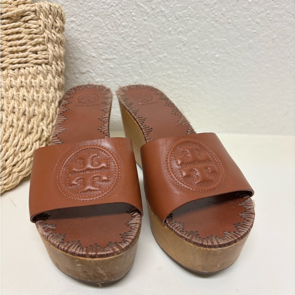 Tory Burch Brown Leather platform wedges with Logo Medallion sz 9